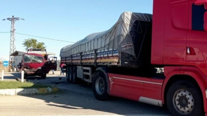 Panelvan tıra çarptı: 12 yaralı