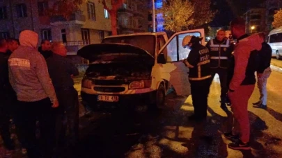 Park halindeki kamyonet alev aldı