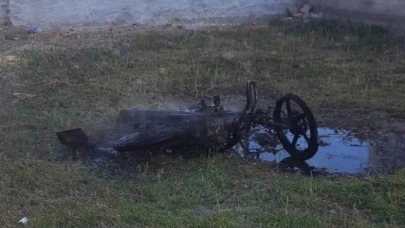 Park halindeki motosiklet yanarak hurdaya döndü