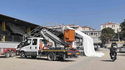Pazar yerine branda kurarken 5 metre yükseklikten düştü, ağır yaralandı