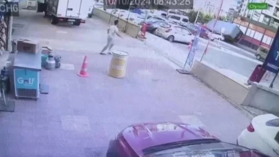 Polisten kaçan tır sürücüsü, 2 aracı ezdi; o anlar kamerada