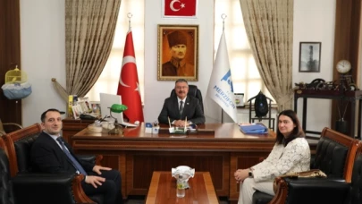 Sempozyuma destek veren Başkan Kargı'ya plaket