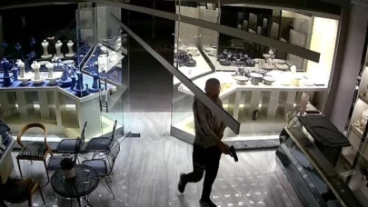 Soyguncuların silahının tutukluk yapması kuyumcuyu ölümden kurtardı
