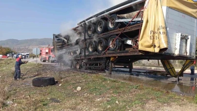 Taşova'da hurda yüklü tırın dorsesi alevlere teslim oldu
