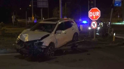 Taşova'da kavşakta 3 aracın karıştığı kazada 5 kişi yaralandı