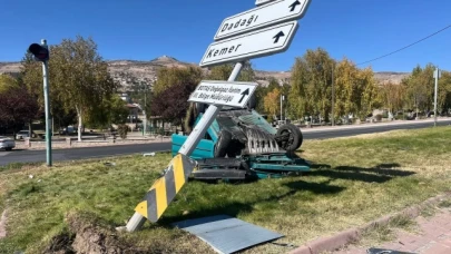 Tırla çarpışan otomobil takla attı: 1'i ağır 4 yaralı