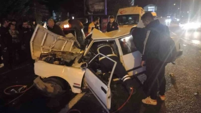 Trafik kazasında Tofaş otomobil hurdaya döndü: 4 yaralı