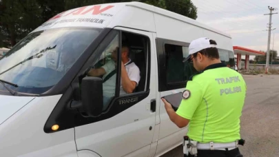 Trafik polisi böyle uyardı: "Sizin için, lütfen emniyet kemerlerinizi takın"