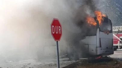 Tur midibüsü alev alev yanıp küle döndü