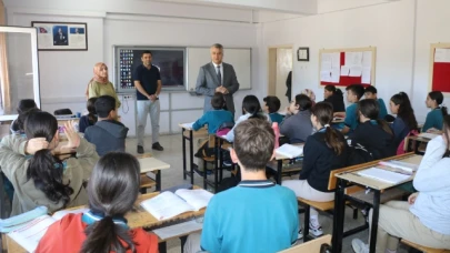Ünal, Gümüşhacıköy'de öğretmen ve öğrencilerle bir araya geldi