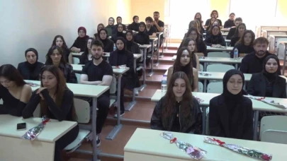 Üniversitede erkek öğrencilerden kadın cinayetlerine anlamlı tepki: Kızların masalarına "İyi ki varsınız" yazılı güller bıraktılar