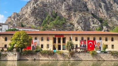 Vali Bakan'dan Bayrak Asma Çağrısı