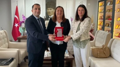 Özyol'a verdiği desteklerden dolayı teşekkür plaketi