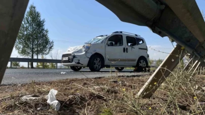 Virajı alamayan hafif ticari araç bariyere çarparak takla attı: 3 yaralı