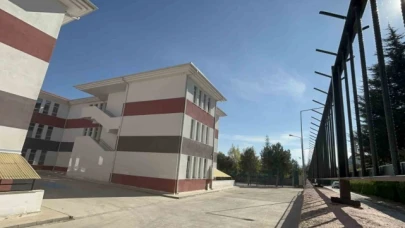 Yangın merdiveninden düşen çocuk yaralandı: Ameliyata alındı