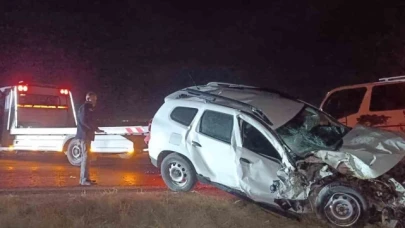 2 otomobilin çarpıştığı kazada sürücüler yaralandı