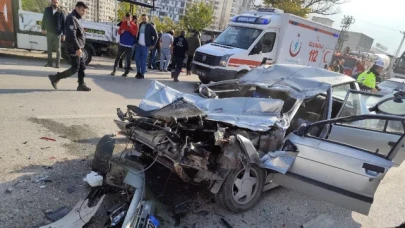 Amasya'da otomobil tır dorsesine çarptı: 1'i ağır 2 yaralı