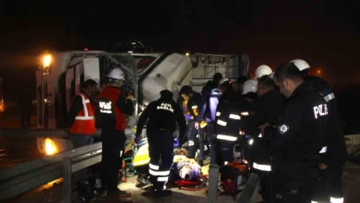 Amasya'da hurda yüklü tır devrildi, araçta sıkışan sürücüyü ekipler kurtardı