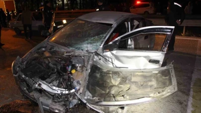 Amasya'da kontrolden çıkan otomobil duvara çarptı: 3 yaralı