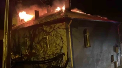 Amasya'yı fırtına vurdu: Devrilen ağacın dallarını vatandaş kesti