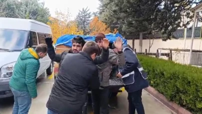 Arı kovanlarının altında kaçak göçmen taşıyan aracın sürücüsü ve yanındaki kişi tutuklandı