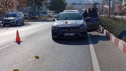 Otomobilin çarptığı yaşlı kadın bir yana, elindeki çantası bir yana savrulurken, kadın hayatını kaybetti