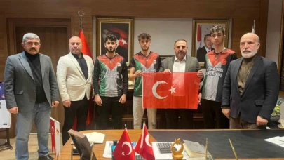 Bu takımın formasında Filistin bayrağı var