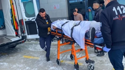Buzlanan yolda tır devrildi, baba ve oğlu yaralandı