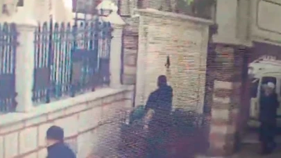 Cami avlusuna gelen bir kişi silahla havaya ateş açtı