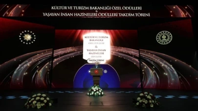 Cumhurbaşkanı Erdoğan Erzurumlu Bünyamin Korucu Usta'ya "Yaşayan İnsan Hazinesi" ödülü verdi