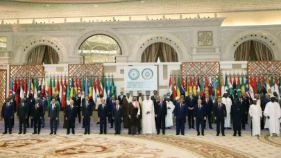 Cumhurbaşkanı Erdoğan, İİT-Arap Ligi Olağanüstü Ortak Zirvesi'nde aile fotoğrafı çekimine katıldı