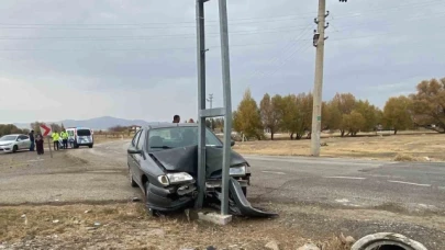 Ehliyetsiz sürücünün kullandığı otomobil direğe çarptı: 4 yaralı