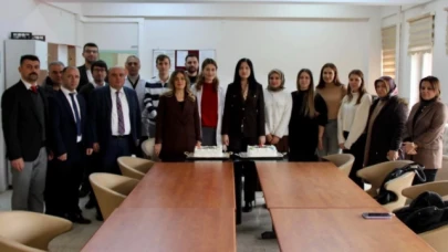 Erdoğan, öğretmenlere pasta ikramında bulundu