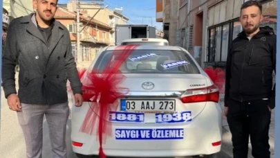 Gelin ve damat düğünlerinde Atatürk'ü unutmadı