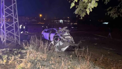 Gümüşhacıköy'de alkollü sürücünün kullandığı otomobil ağaca çarparak parçalandı: 2 ölü, 2 yaralı