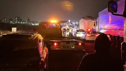 Hafif ticari araç, park halindeki kamyona çarptı: 2 ölü, 1 yaralı