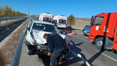 İki otomobil çarpıştı: 3 yaralı