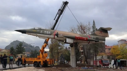 İlçenin simgesi haline gelen savaş uçağı yeni yerine taşındı