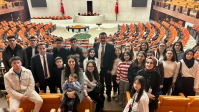 İpek, gençleri TBMM'de misafir etti