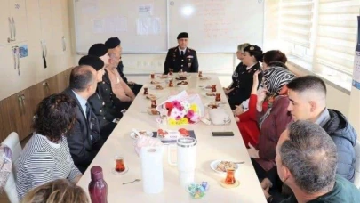 Jandarma öğretmenlerin Öğretmenler Günü'nü kutladı