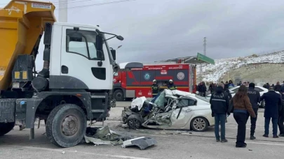 Kamyonla otomobil kafa kafaya çarpıştı: 1 kişi öldü