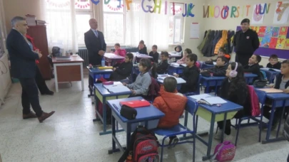 Karaaslan öğretmen ve öğrencilerle bir araya geldi