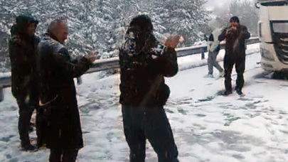 Kardan kapanan yolun açılmasını halay çekerek beklediler