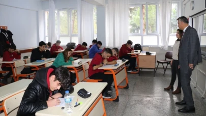 Katipoğlu, öğrencilerin ortak sınav heyecanına ortak oldu