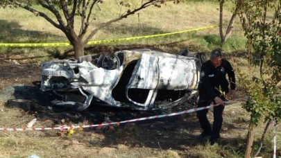 Kontrolden çıkıp bahçeye uçan araç yanarak küle döndü: 2 ölü
