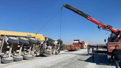Lastiği patlayan tır devrildi, 1 kişi yaralandı