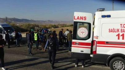 Minibüs ile traktör çarpıştı: 2'si ağır 5 yaralı