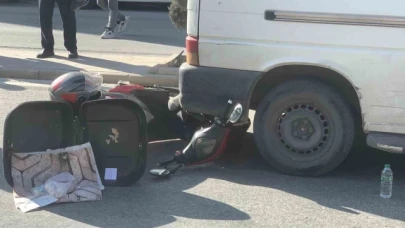 Motosiklet minibüsün altına girdi: 1 yaralı