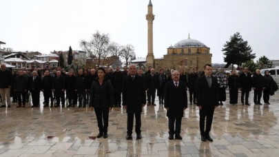 Öğretmenler Atatürk Anıtı'na Çelenk Sundu