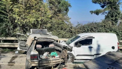 Otomobil ile hafif ticari araç çarpıştı: 1'i ağır 2 yaralı